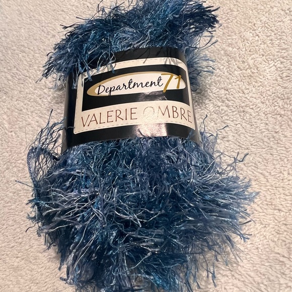 Department 71 Valerie Blue Eyelash Varigated Ombre Yarn 5 bulky 1.75oz 47 yards - Picture 1 of 5